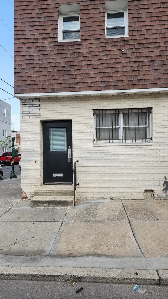 Men's Sober House — photo 1
